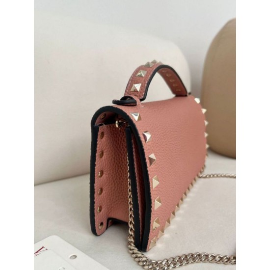 Replica Portafoglio con catena Valentino Garavani Rockstud Rosa Imitazioni perfette Outlet