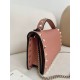 Replica Portafoglio con catena Valentino Garavani Rockstud Rosa Imitazioni perfette Outlet
