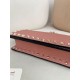 Replica Portafoglio con catena Valentino Garavani Rockstud Rosa Imitazioni perfette Outlet