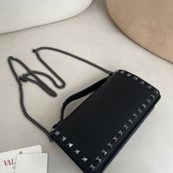 Replica Portafoglio con catena Valentino Garavani Rockstud Nero Imitazioni perfette Outlet
