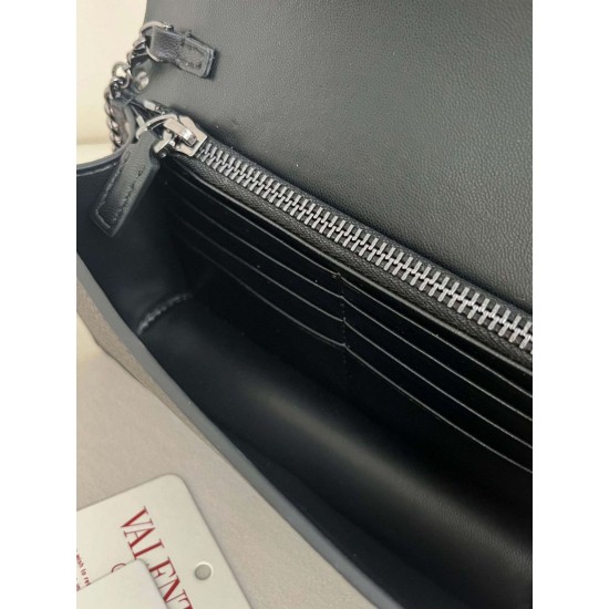 Replica Portafoglio con catena Valentino Garavani Rockstud Nero Imitazioni perfette Outlet