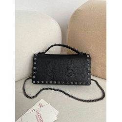 Replica Portafoglio con catena Valentino Garavani Rockstud Nero Imitazioni perfette Outlet