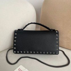 Replica Portafoglio con catena Valentino Garavani Rockstud Nero Imitazioni perfette Outlet