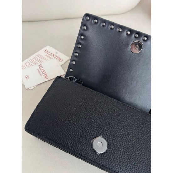Replica Portafoglio con catena Valentino Garavani Rockstud Nero Imitazioni perfette Outlet