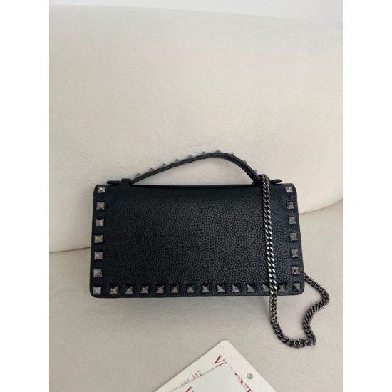 Replica Portafoglio con catena Valentino Garavani Rockstud Nero Imitazioni perfette Outlet
