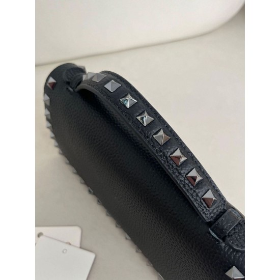 Replica Portafoglio con catena Valentino Garavani Rockstud Nero Imitazioni perfette Outlet