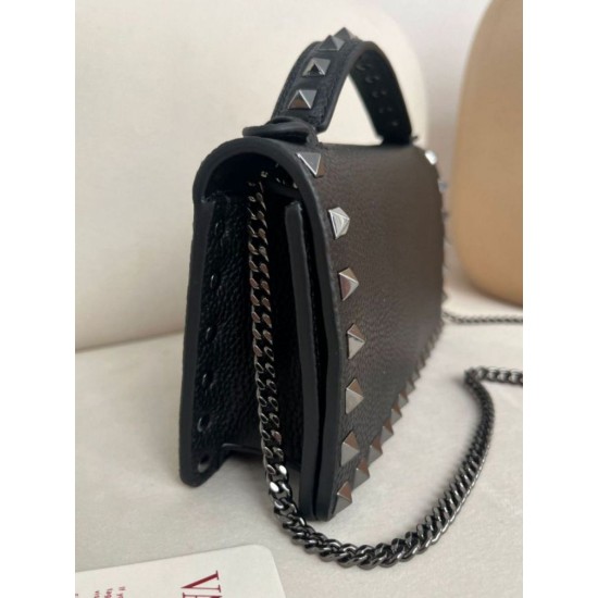 Replica Portafoglio con catena Valentino Garavani Rockstud Nero Imitazioni perfette Outlet