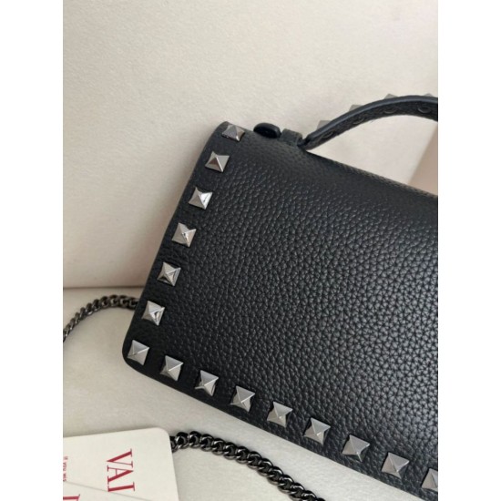 Replica Portafoglio con catena Valentino Garavani Rockstud Nero Imitazioni perfette Outlet