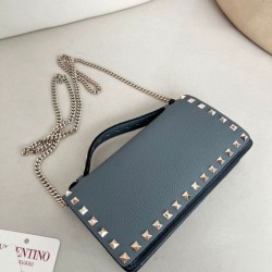 Replica Portafoglio con catena Valentino Garavani Rockstud blu Imitazioni perfette Outlet