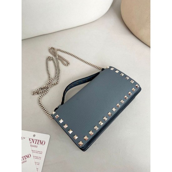 Replica Portafoglio con catena Valentino Garavani Rockstud blu Imitazioni perfette Outlet