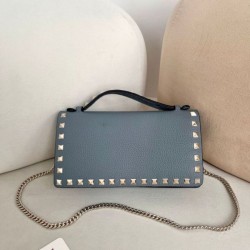Replica Portafoglio con catena Valentino Garavani Rockstud blu Imitazioni perfette Outlet