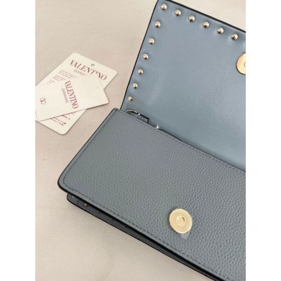 Replica Portafoglio con catena Valentino Garavani Rockstud blu Imitazioni perfette Outlet
