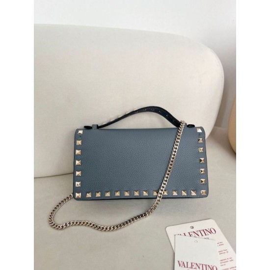 Replica Portafoglio con catena Valentino Garavani Rockstud blu Imitazioni perfette Outlet
