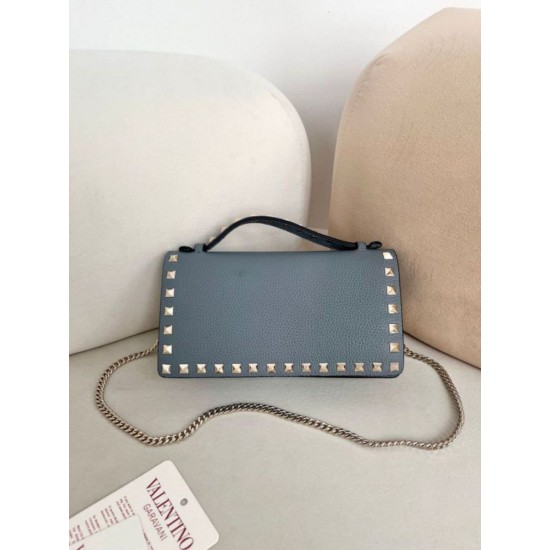 Replica Portafoglio con catena Valentino Garavani Rockstud blu Imitazioni perfette Outlet