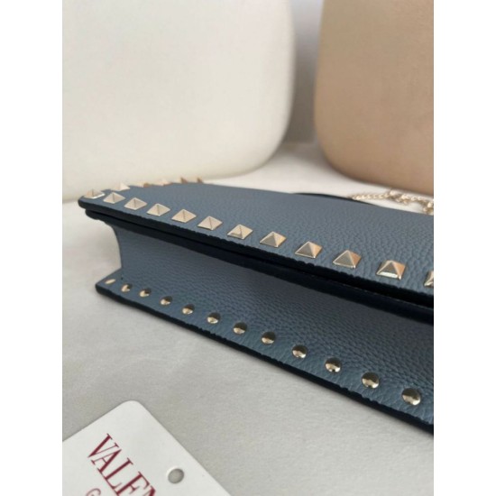 Replica Portafoglio con catena Valentino Garavani Rockstud blu Imitazioni perfette Outlet