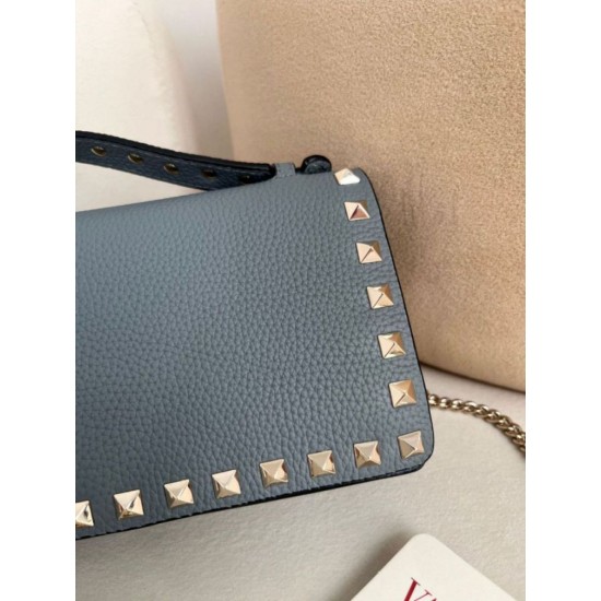 Replica Portafoglio con catena Valentino Garavani Rockstud blu Imitazioni perfette Outlet