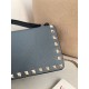 Replica Portafoglio con catena Valentino Garavani Rockstud blu Imitazioni perfette Outlet
