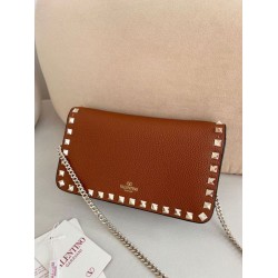 Replica Borsa a tracolla piccola con patta Valentino Garavani Rockstud Marrone Imitazioni perfette Outlet