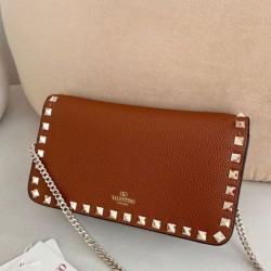 Replica Borsa a tracolla piccola con patta Valentino Garavani Rockstud Marrone Imitazioni perfette Outlet