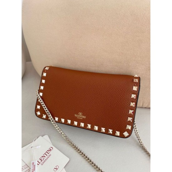 Replica Borsa a tracolla piccola con patta Valentino Garavani Rockstud Marrone Imitazioni perfette Outlet