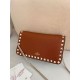 Replica Borsa a tracolla piccola con patta Valentino Garavani Rockstud Marrone Imitazioni perfette Outlet