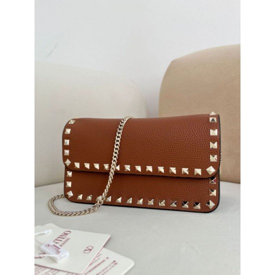 Replica Borsa a tracolla piccola con patta Valentino Garavani Rockstud Marrone Imitazioni perfette Outlet