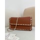 Replica Borsa a tracolla piccola con patta Valentino Garavani Rockstud Marrone Imitazioni perfette Outlet