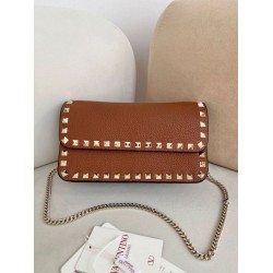 Replica Borsa a tracolla piccola con patta Valentino Garavani Rockstud Marrone Imitazioni perfette Outlet