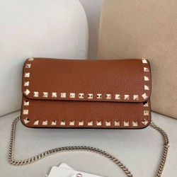 Replica Borsa a tracolla piccola con patta Valentino Garavani Rockstud Marrone Imitazioni perfette Outlet