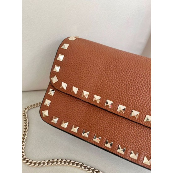 Replica Borsa a tracolla piccola con patta Valentino Garavani Rockstud Marrone Imitazioni perfette Outlet