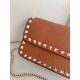 Replica Borsa a tracolla piccola con patta Valentino Garavani Rockstud Marrone Imitazioni perfette Outlet