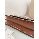 Replica Borsa a tracolla piccola con patta Valentino Garavani Rockstud Marrone Imitazioni perfette Outlet