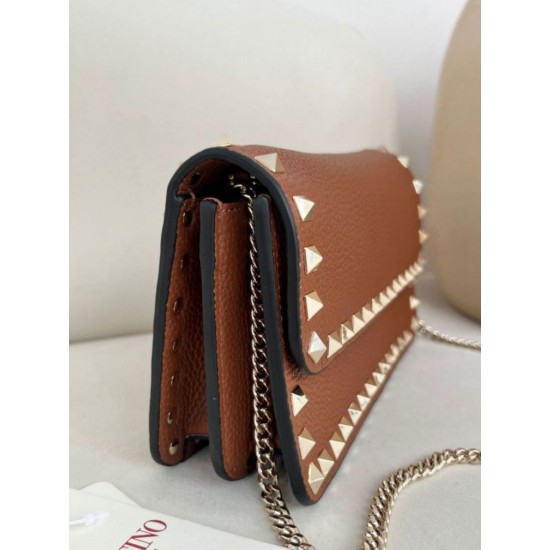 Replica Borsa a tracolla piccola con patta Valentino Garavani Rockstud Marrone Imitazioni perfette Outlet