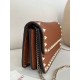 Replica Borsa a tracolla piccola con patta Valentino Garavani Rockstud Marrone Imitazioni perfette Outlet