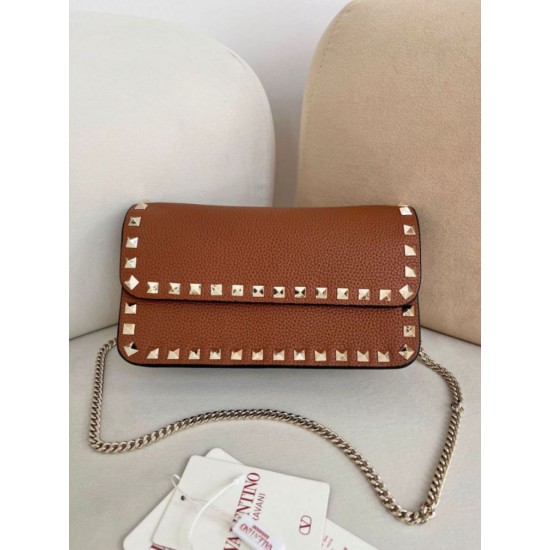 Replica Borsa a tracolla piccola con patta Valentino Garavani Rockstud Marrone Imitazioni perfette Outlet