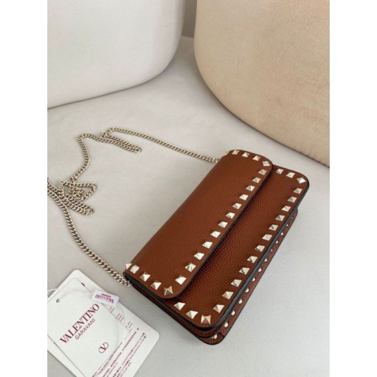 Replica Borsa a tracolla piccola con patta Valentino Garavani Rockstud Marrone Imitazioni perfette Outlet