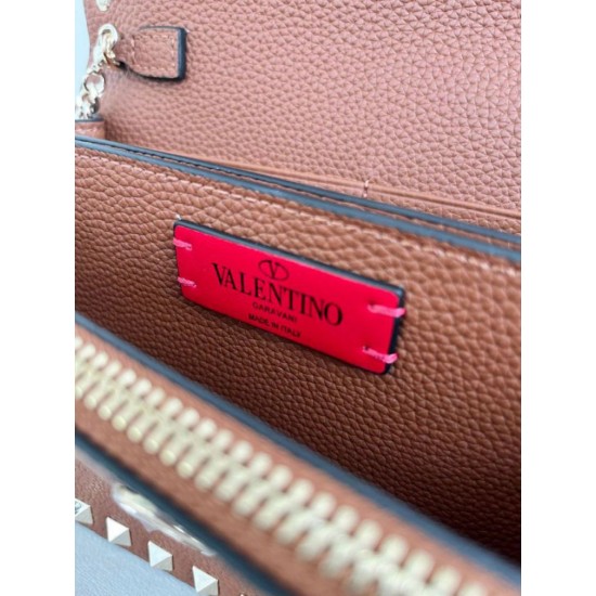 Replica Borsa a tracolla piccola con patta Valentino Garavani Rockstud Marrone Imitazioni perfette Outlet