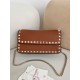 Replica Borsa a tracolla piccola con patta Valentino Garavani Rockstud Marrone Imitazioni perfette Outlet