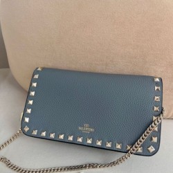 Replica Borsa a tracolla piccola con patta Valentino Garavani Rockstud Blu Imitazioni perfette Outlet