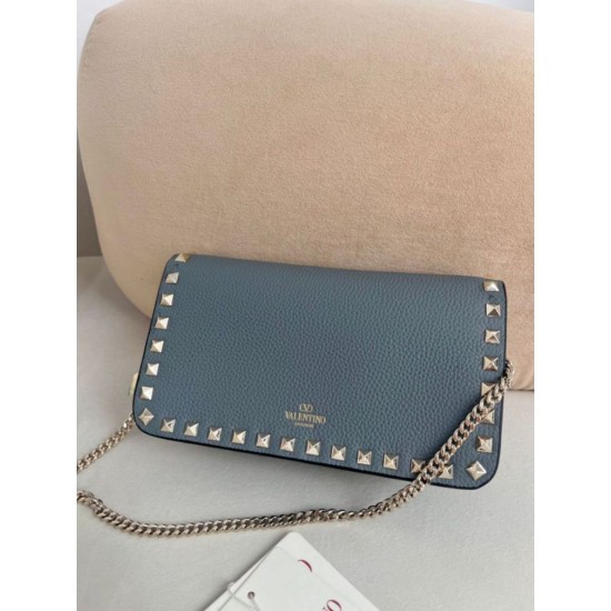 Replica Borsa a tracolla piccola con patta Valentino Garavani Rockstud Blu Imitazioni perfette Outlet