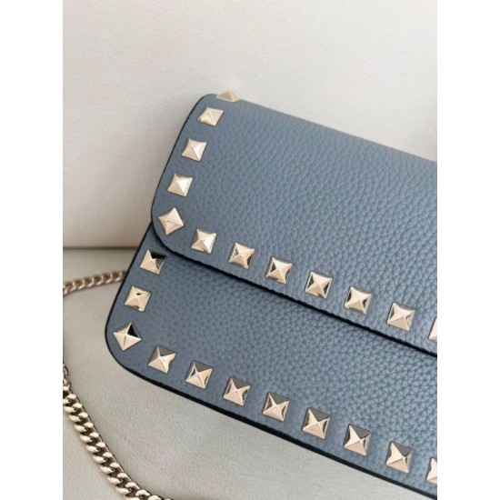 Replica Borsa a tracolla piccola con patta Valentino Garavani Rockstud Blu Imitazioni perfette Outlet