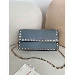 Replica Borsa a tracolla piccola con patta Valentino Garavani Rockstud Blu Imitazioni perfette Outlet