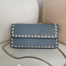 Replica Borsa a tracolla piccola con patta Valentino Garavani Rockstud Blu Imitazioni perfette Outlet