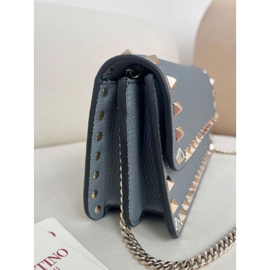 Replica Borsa a tracolla piccola con patta Valentino Garavani Rockstud Blu Imitazioni perfette Outlet