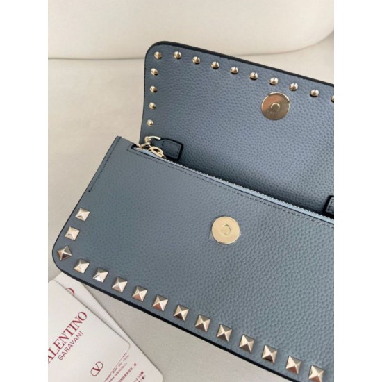 Replica Borsa a tracolla piccola con patta Valentino Garavani Rockstud Blu Imitazioni perfette Outlet
