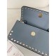 Replica Borsa a tracolla piccola con patta Valentino Garavani Rockstud Blu Imitazioni perfette Outlet