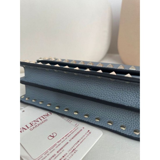 Replica Borsa a tracolla piccola con patta Valentino Garavani Rockstud Blu Imitazioni perfette Outlet