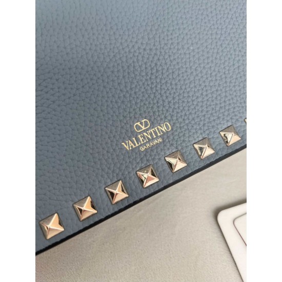 Replica Borsa a tracolla piccola con patta Valentino Garavani Rockstud Blu Imitazioni perfette Outlet