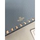 Replica Borsa a tracolla piccola con patta Valentino Garavani Rockstud Blu Imitazioni perfette Outlet