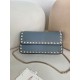 Replica Borsa a tracolla piccola con patta Valentino Garavani Rockstud Blu Imitazioni perfette Outlet